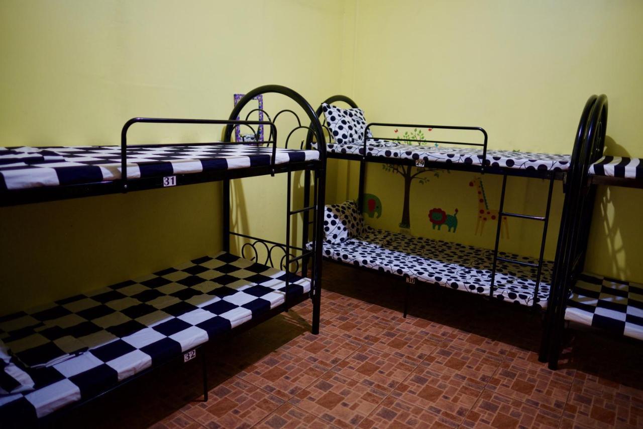 Fat Monkey Hostel Coron Exterior foto