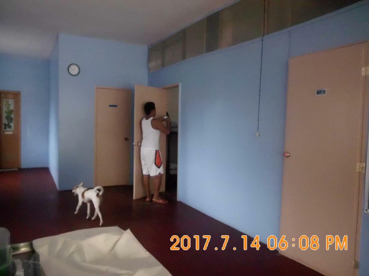 Fat Monkey Hostel Coron Exterior foto