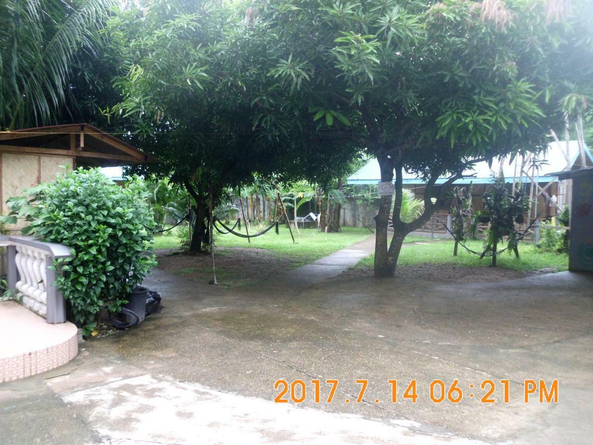Fat Monkey Hostel Coron Exterior foto